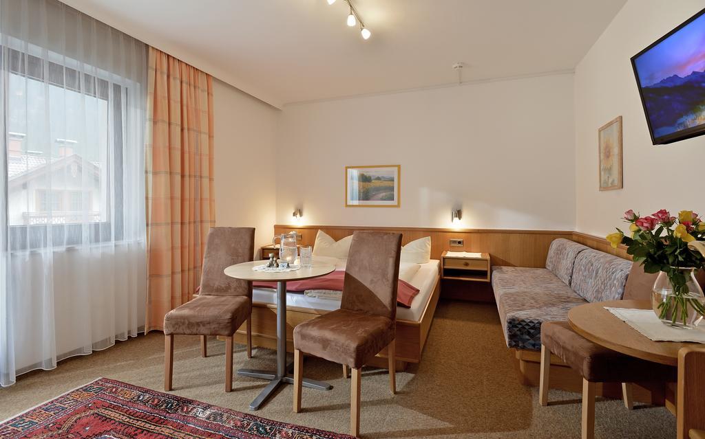 Hotel Garni Jennewein Mayrhofen Zimmer foto