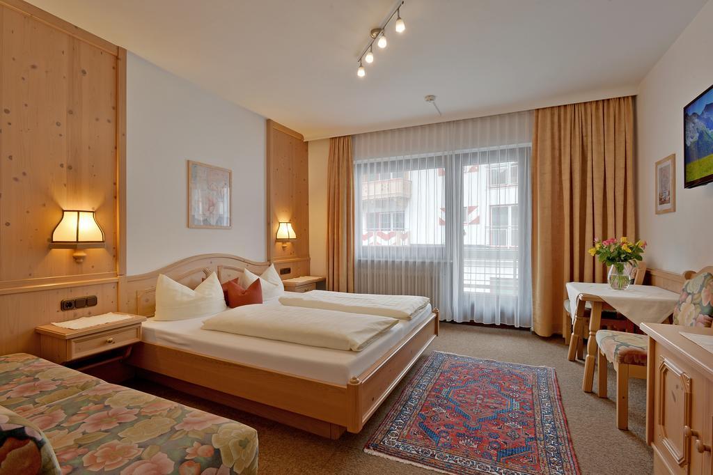 Hotel Garni Jennewein Mayrhofen Zimmer foto
