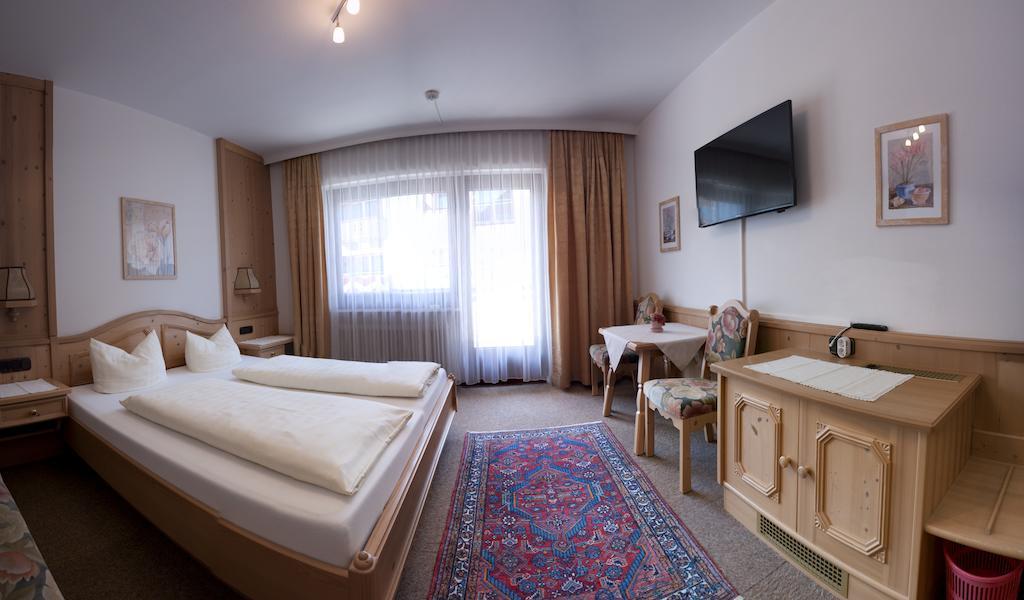 Hotel Garni Jennewein Mayrhofen Zimmer foto