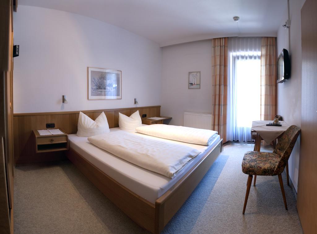 Hotel Garni Jennewein Mayrhofen Zimmer foto