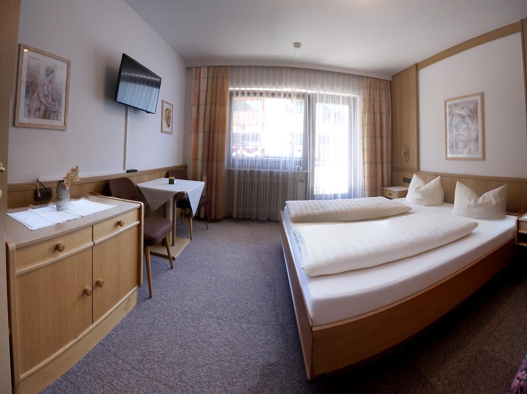 Hotel Garni Jennewein Mayrhofen Zimmer foto