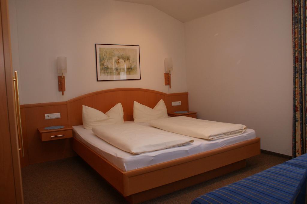 Hotel Garni Jennewein Mayrhofen Zimmer foto
