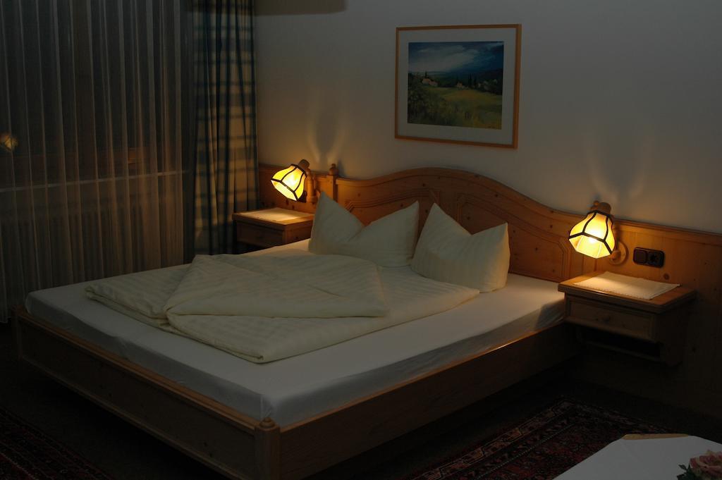Hotel Garni Jennewein Mayrhofen Zimmer foto