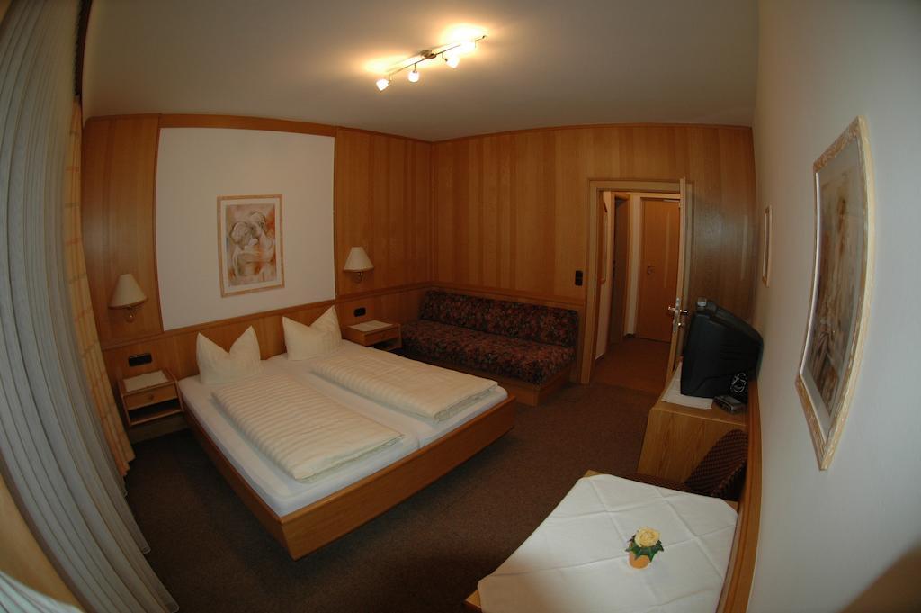 Hotel Garni Jennewein Mayrhofen Zimmer foto