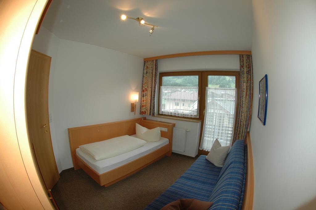Hotel Garni Jennewein Mayrhofen Zimmer foto